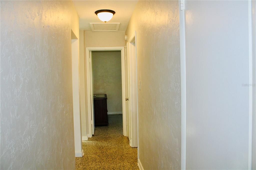 For Sale: $175,000 (2 beds, 1 baths, 897 Square Feet)