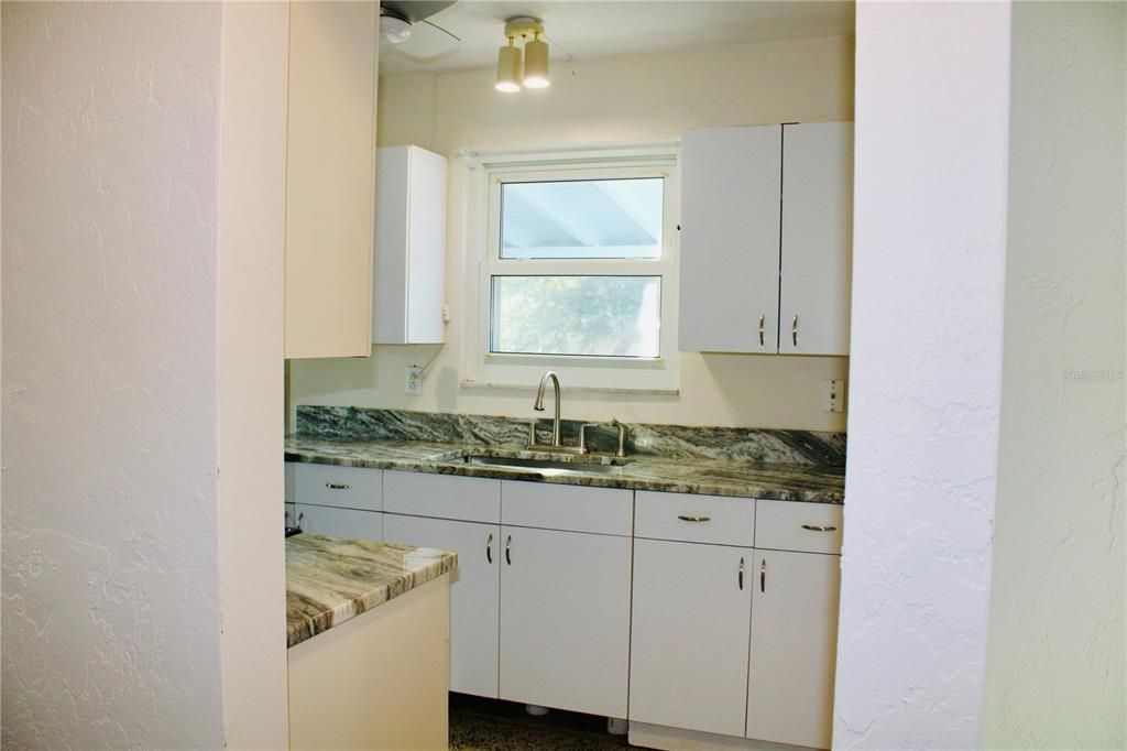 For Sale: $175,000 (2 beds, 1 baths, 897 Square Feet)