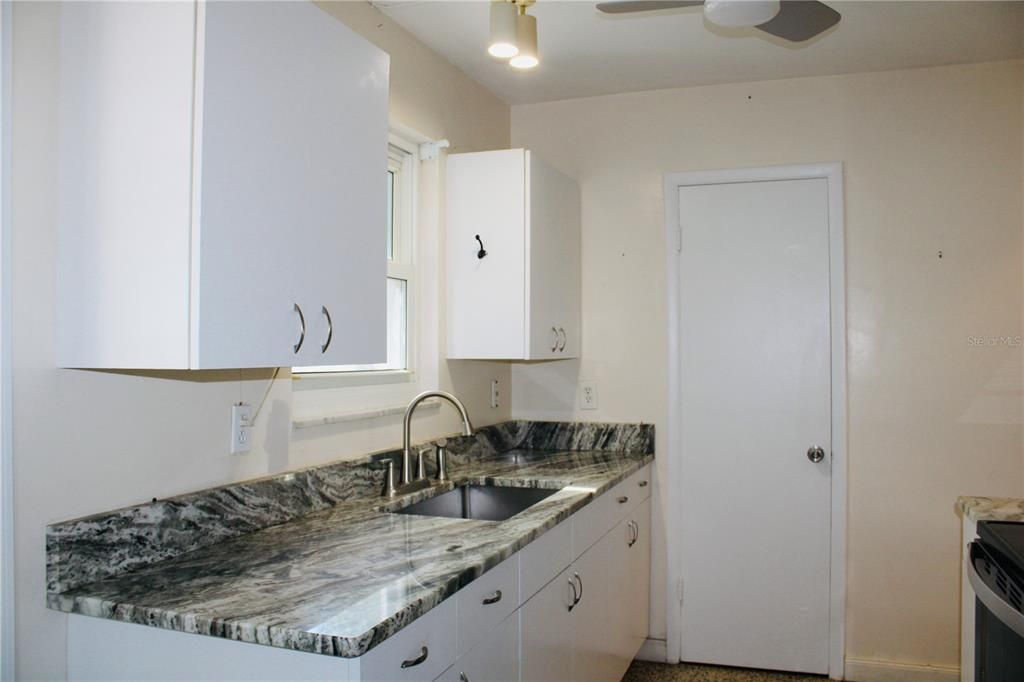 For Sale: $175,000 (2 beds, 1 baths, 897 Square Feet)