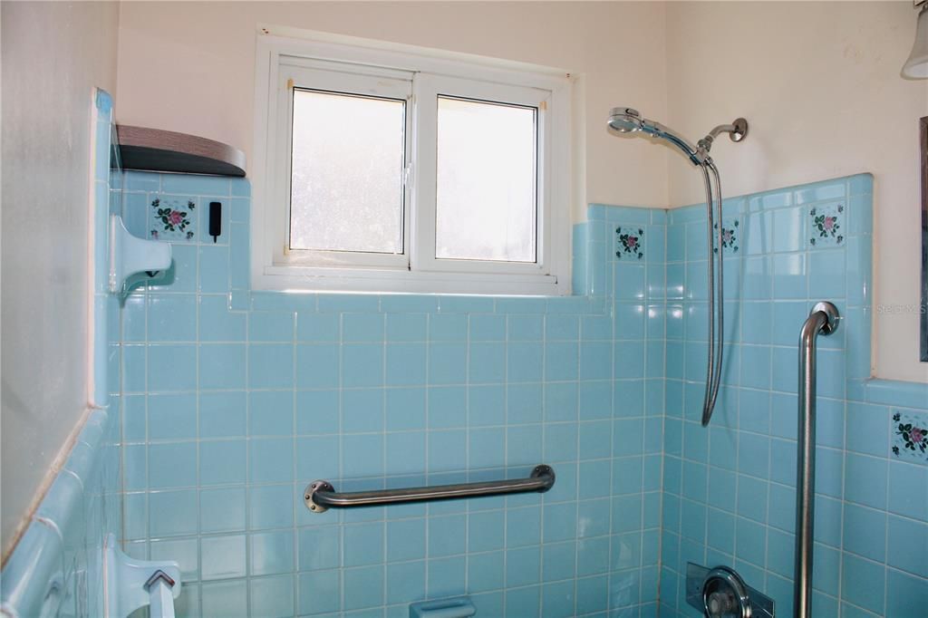 For Sale: $175,000 (2 beds, 1 baths, 897 Square Feet)