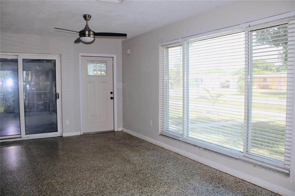 For Sale: $175,000 (2 beds, 1 baths, 897 Square Feet)