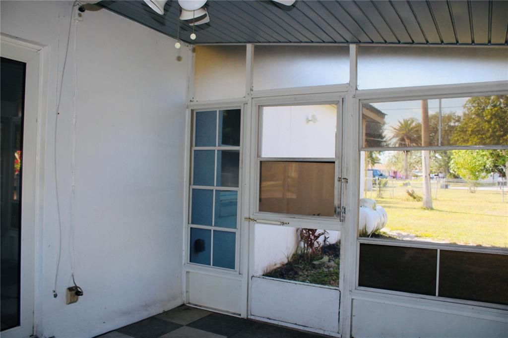 For Sale: $175,000 (2 beds, 1 baths, 897 Square Feet)