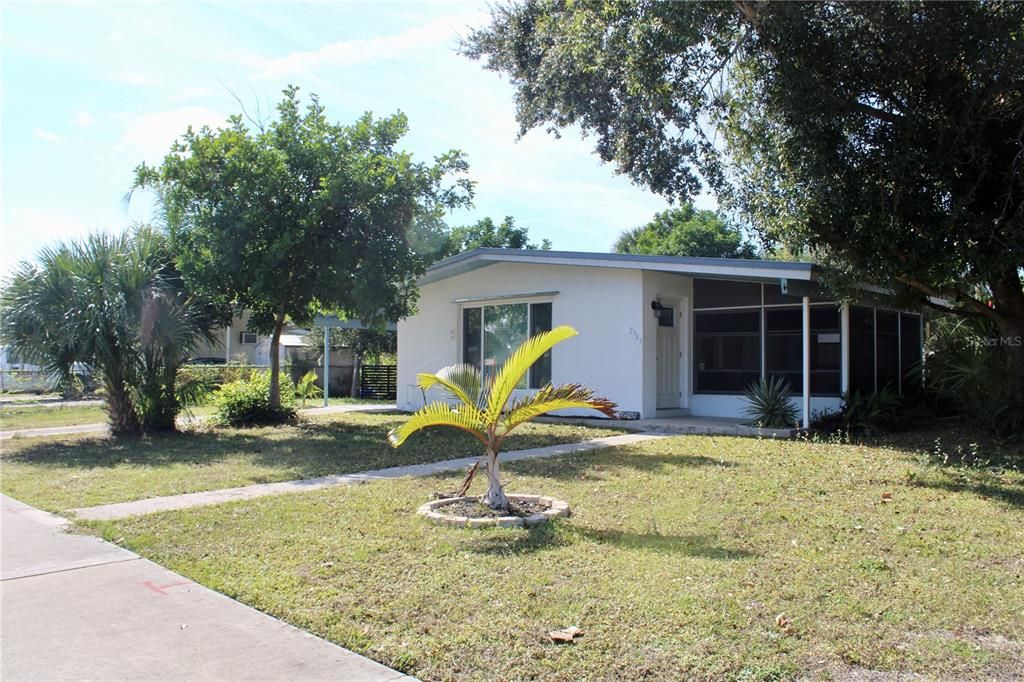 For Sale: $175,000 (2 beds, 1 baths, 897 Square Feet)