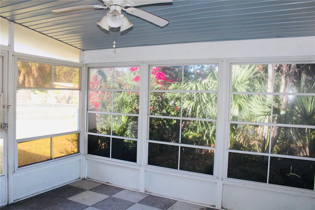 For Sale: $175,000 (2 beds, 1 baths, 897 Square Feet)