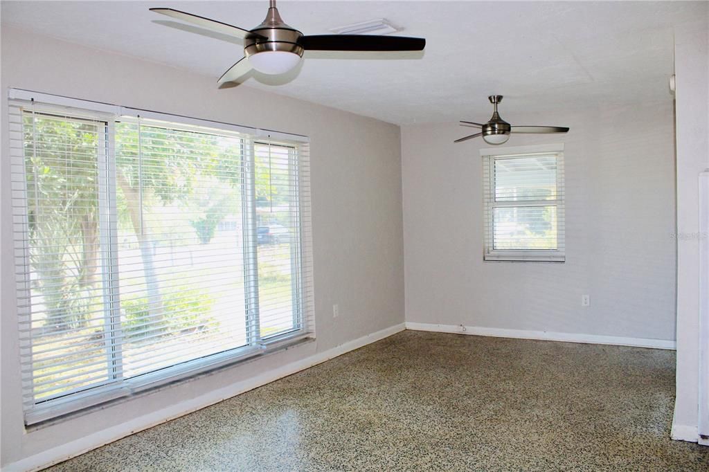 For Sale: $175,000 (2 beds, 1 baths, 897 Square Feet)