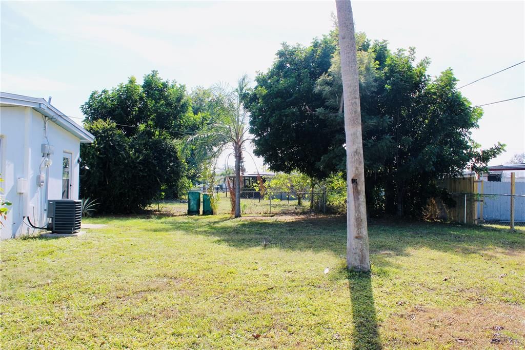 For Sale: $175,000 (2 beds, 1 baths, 897 Square Feet)