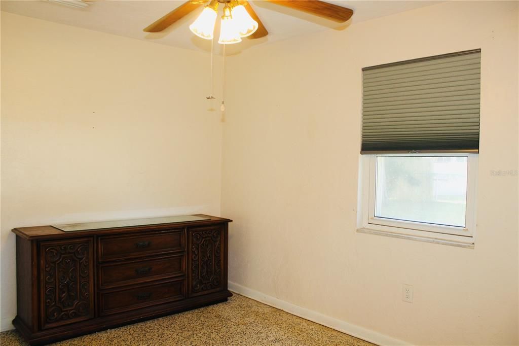 For Sale: $175,000 (2 beds, 1 baths, 897 Square Feet)