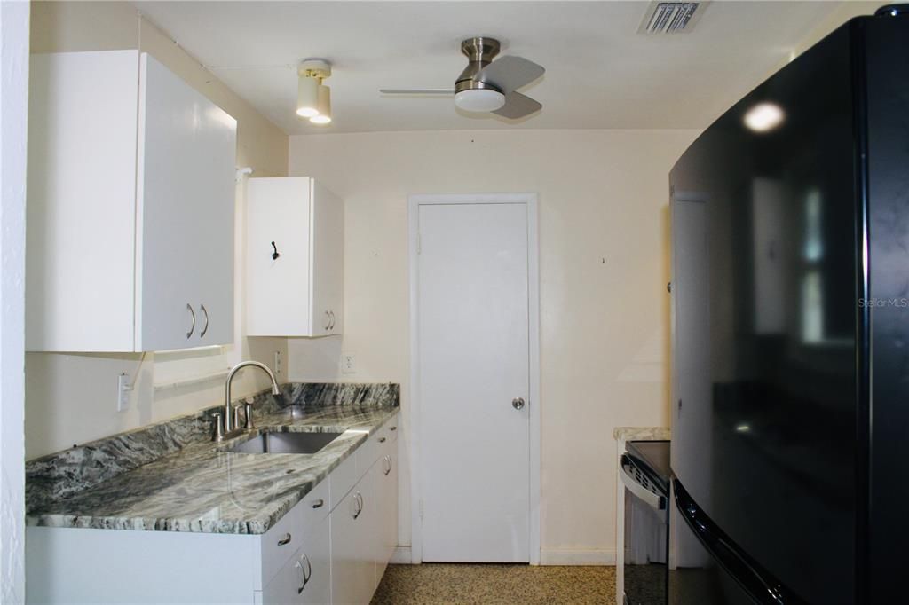 For Sale: $175,000 (2 beds, 1 baths, 897 Square Feet)
