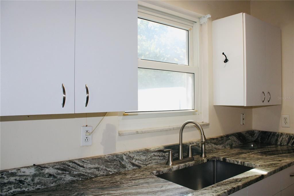 For Sale: $175,000 (2 beds, 1 baths, 897 Square Feet)