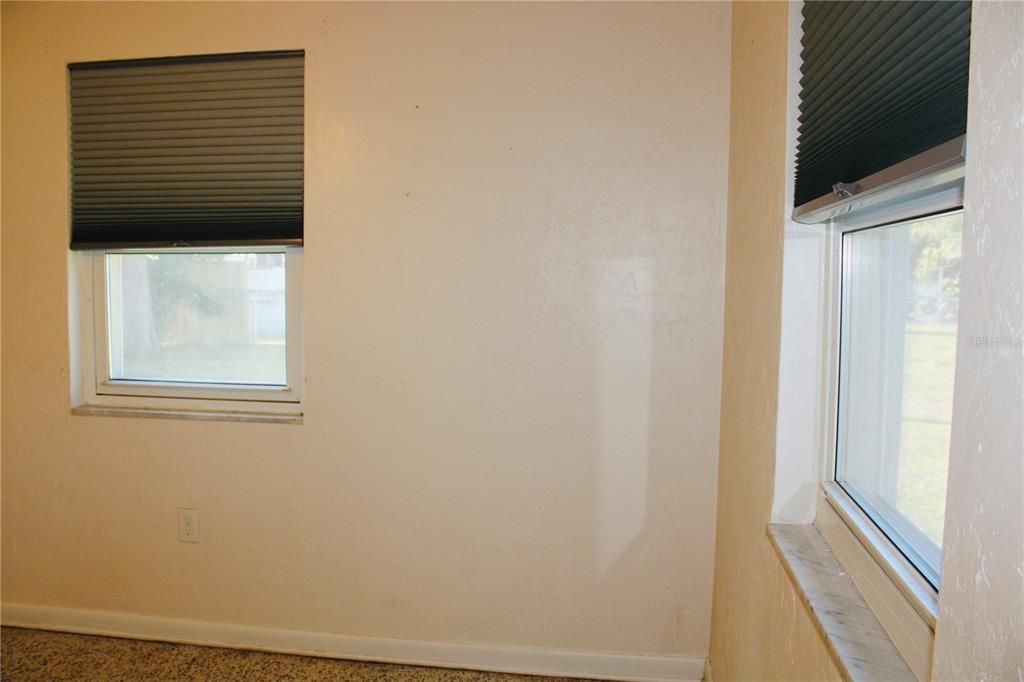 For Sale: $175,000 (2 beds, 1 baths, 897 Square Feet)