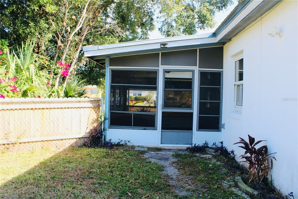 For Sale: $175,000 (2 beds, 1 baths, 897 Square Feet)