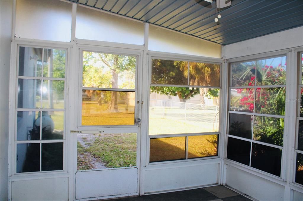 For Sale: $175,000 (2 beds, 1 baths, 897 Square Feet)