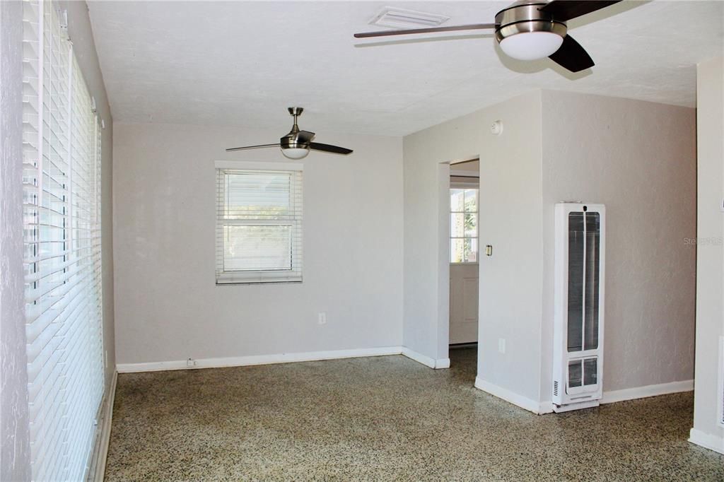 For Sale: $175,000 (2 beds, 1 baths, 897 Square Feet)