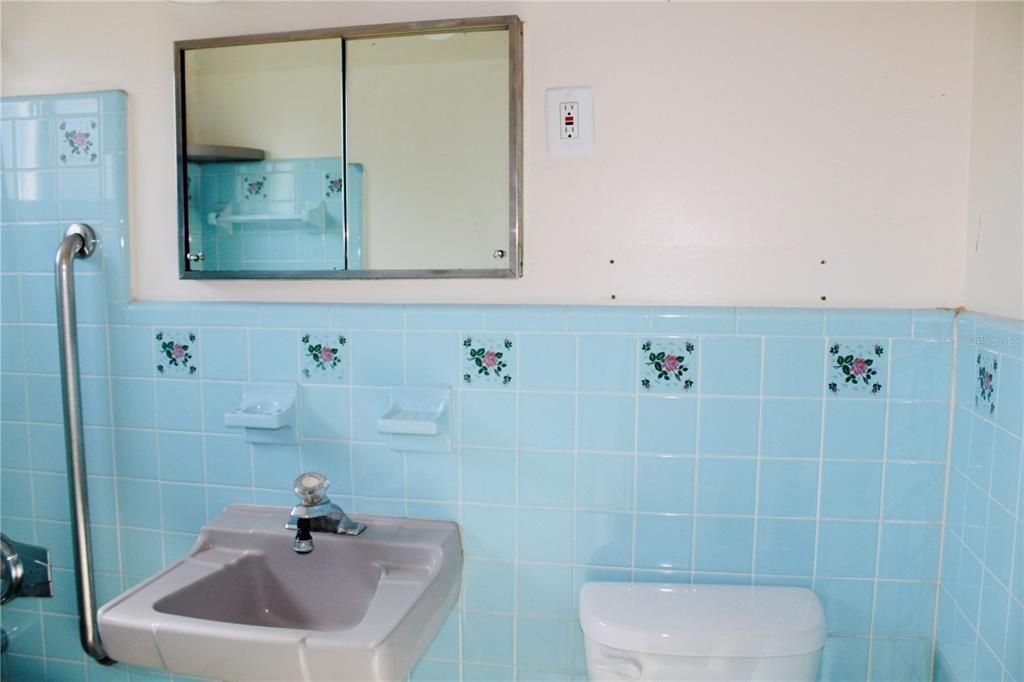 For Sale: $175,000 (2 beds, 1 baths, 897 Square Feet)