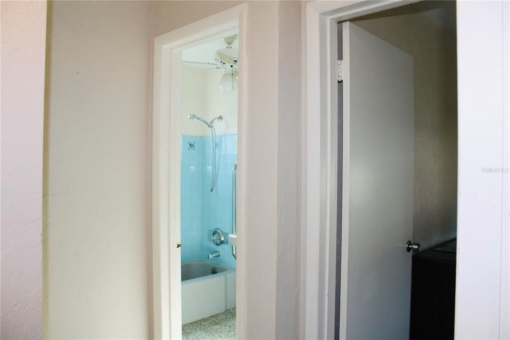 For Sale: $175,000 (2 beds, 1 baths, 897 Square Feet)