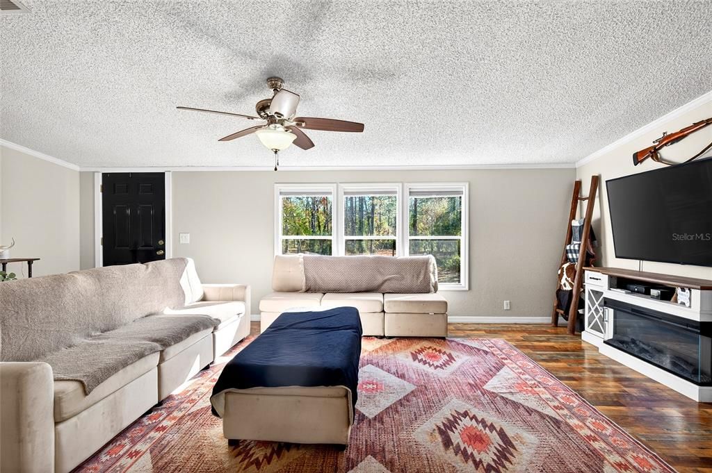 For Sale: $350,000 (3 beds, 2 baths, 1620 Square Feet)