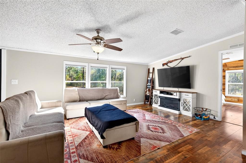 For Sale: $350,000 (3 beds, 2 baths, 1620 Square Feet)