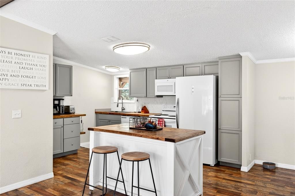 For Sale: $350,000 (3 beds, 2 baths, 1620 Square Feet)