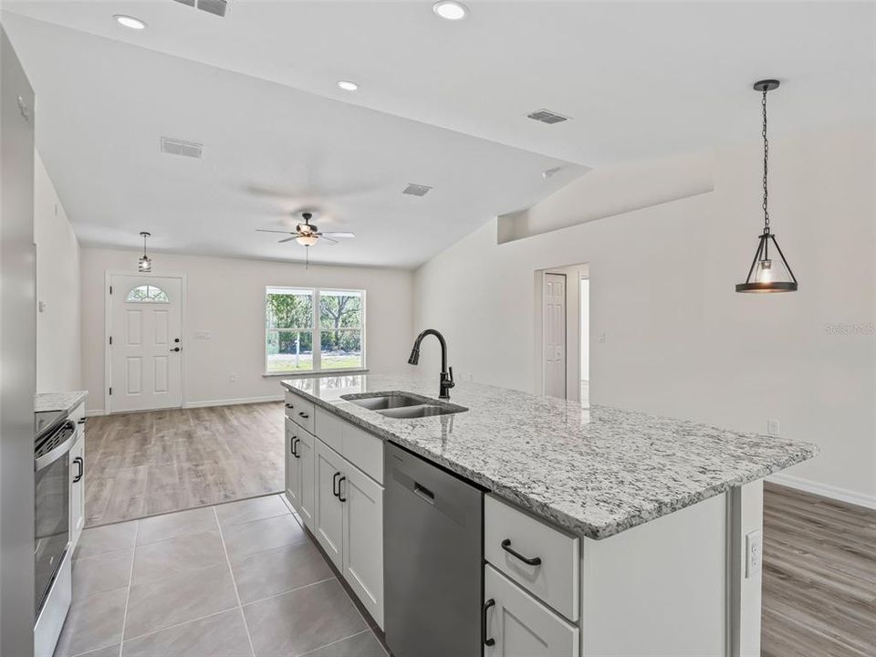 Activo con contrato: $259,000 (3 camas, 2 baños, 1412 Pies cuadrados)