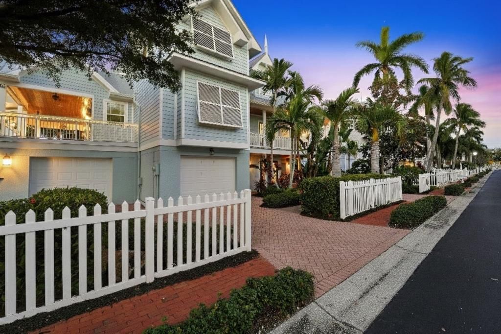 На продажу: $1,895,000 (4 спален, 2 ванн, 3016 Квадратных фут)