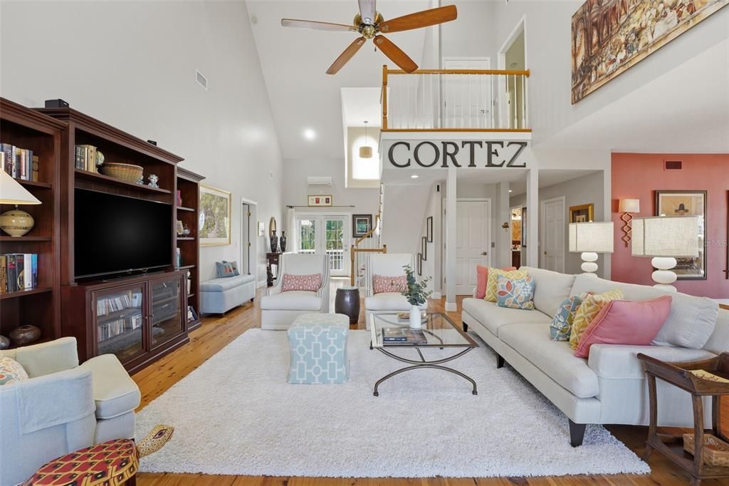 На продажу: $1,895,000 (4 спален, 2 ванн, 3016 Квадратных фут)