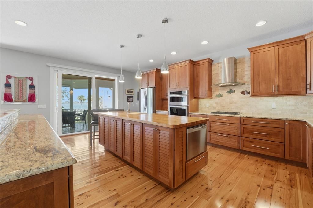 На продажу: $1,895,000 (4 спален, 2 ванн, 3016 Квадратных фут)