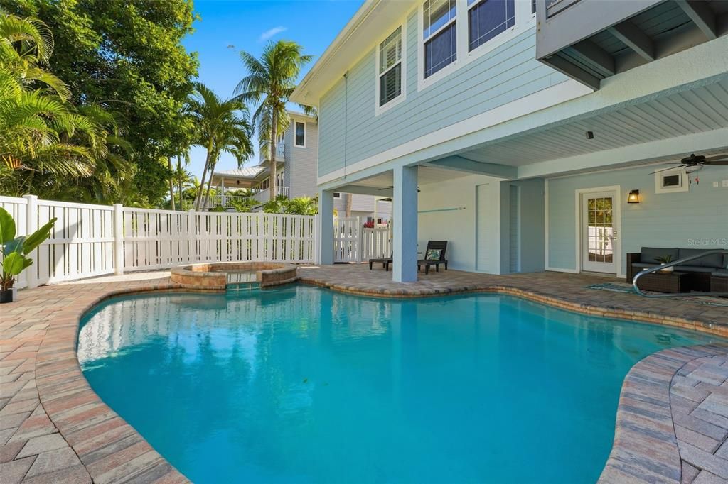 На продажу: $1,895,000 (4 спален, 2 ванн, 3016 Квадратных фут)