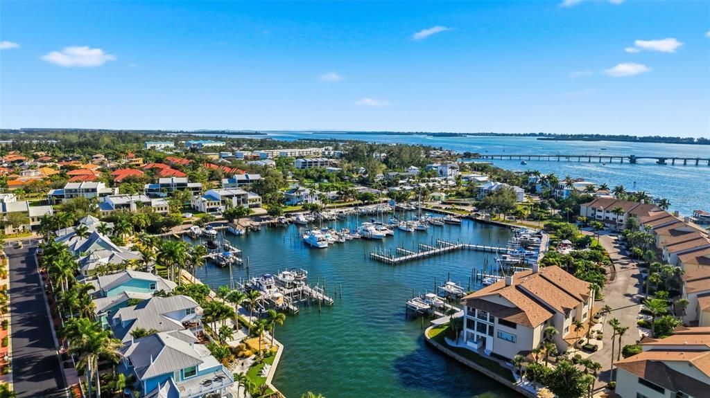 На продажу: $1,895,000 (4 спален, 2 ванн, 3016 Квадратных фут)