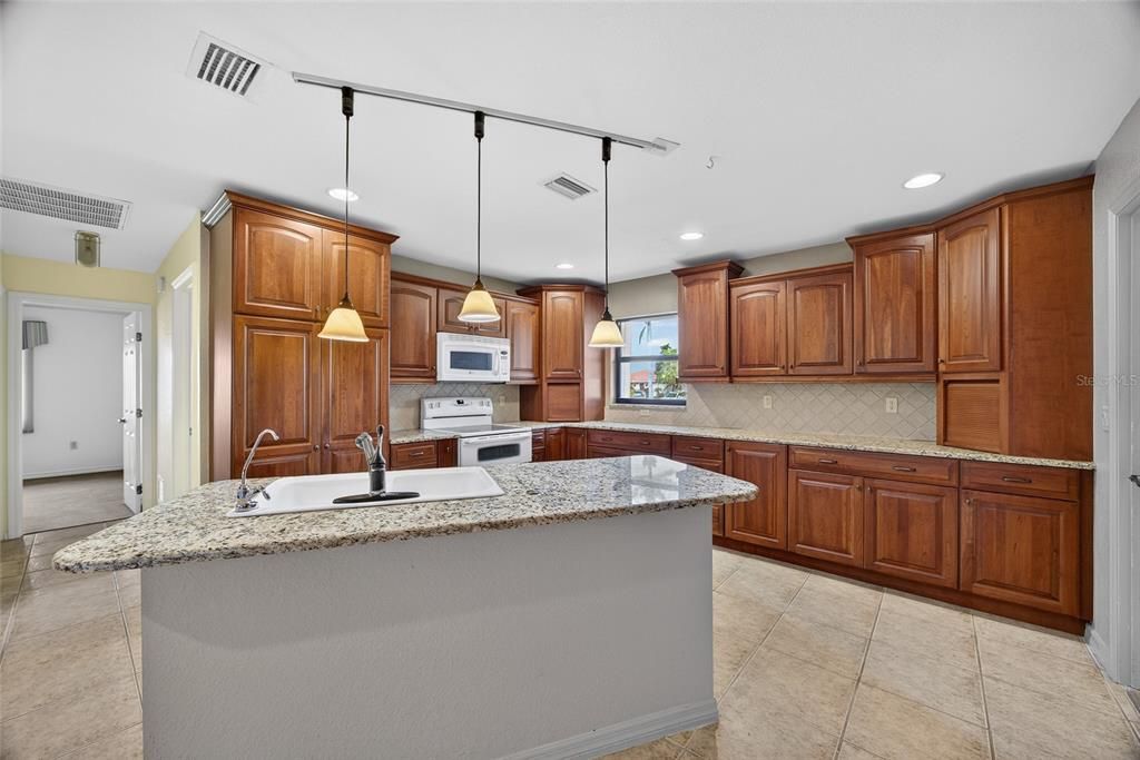 For Sale: $399,900 (3 beds, 2 baths, 2200 Square Feet)