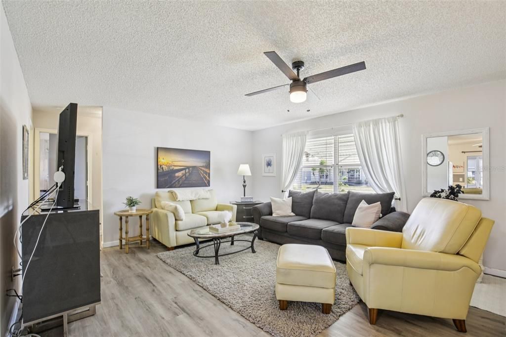 待售: $219,900 (2 贝兹, 2 浴室, 962 平方英尺)