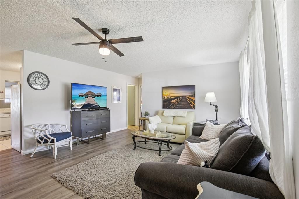 待售: $219,900 (2 贝兹, 2 浴室, 962 平方英尺)