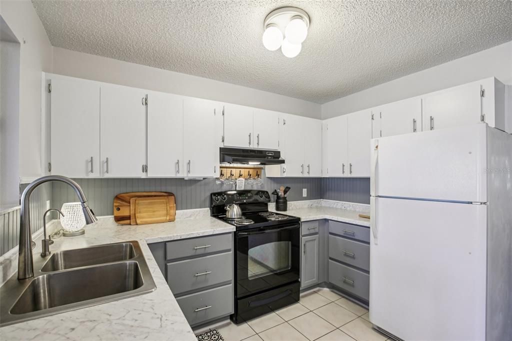 待售: $219,900 (2 贝兹, 2 浴室, 962 平方英尺)