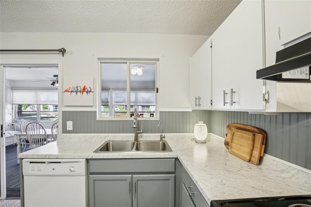 待售: $219,900 (2 贝兹, 2 浴室, 962 平方英尺)