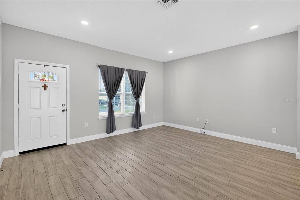 For Rent: $1,800 (3 beds, 2 baths, 1632 Square Feet)