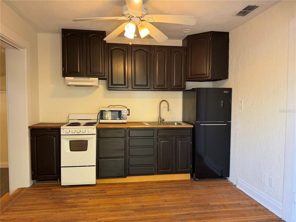 出租: $3,150 (3 贝兹, 3 浴室, 1392 平方英尺)