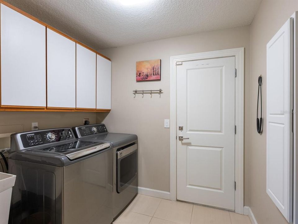 For Sale: $599,998 (3 beds, 2 baths, 2100 Square Feet)