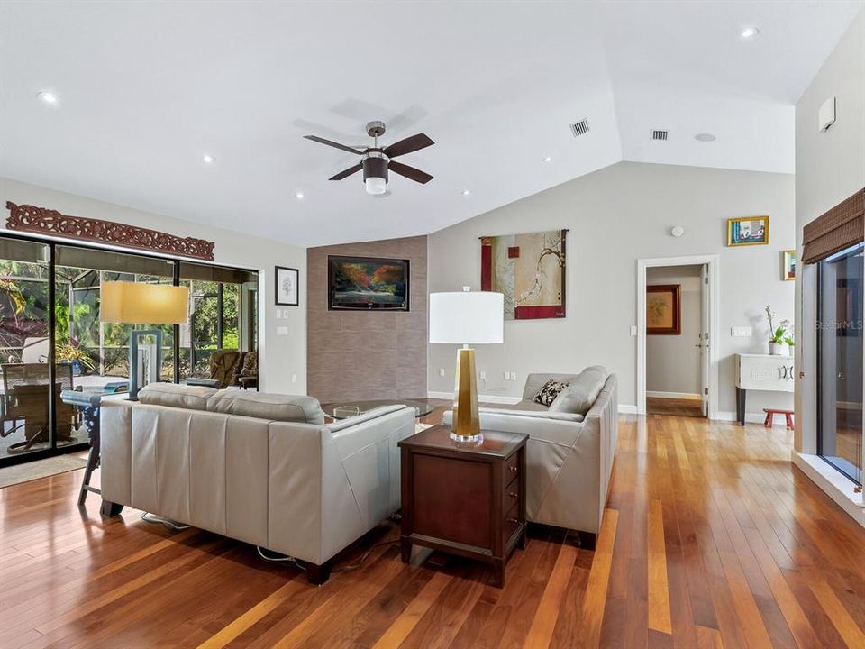 For Sale: $599,998 (3 beds, 2 baths, 2100 Square Feet)