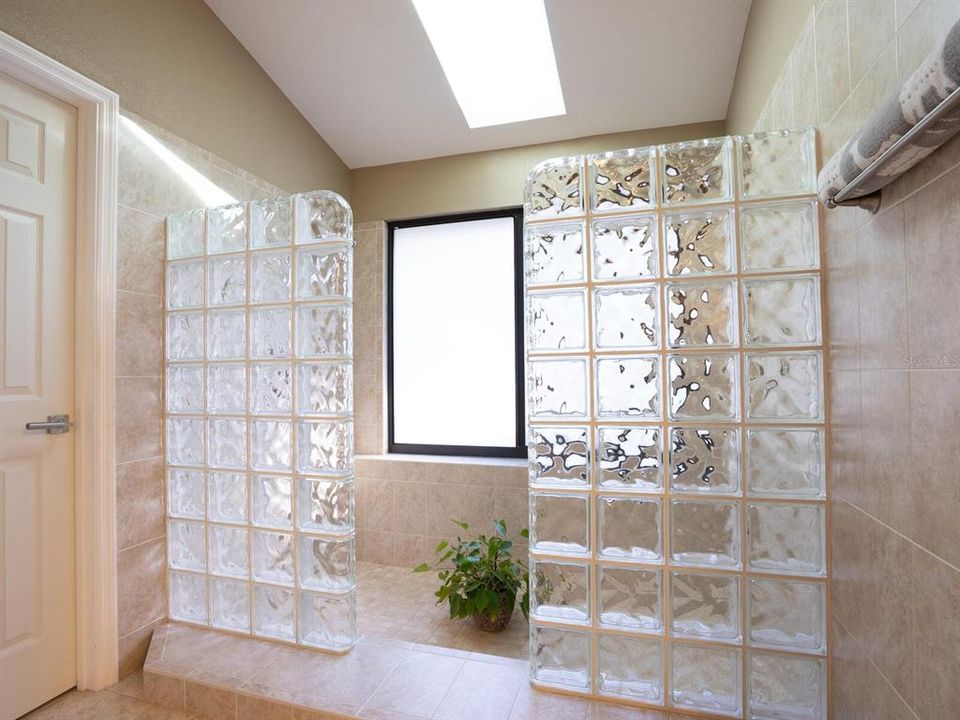 For Sale: $599,998 (3 beds, 2 baths, 2100 Square Feet)