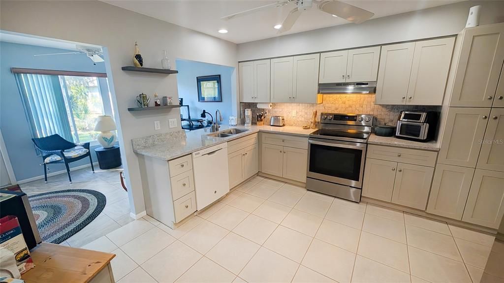 На продажу: $249,000 (2 спален, 2 ванн, 1384 Квадратных фут)