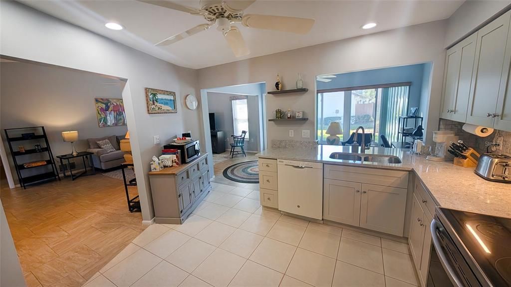 На продажу: $249,000 (2 спален, 2 ванн, 1384 Квадратных фут)