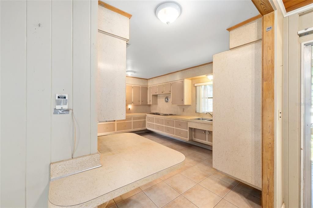 На продажу: $150,000 (2 спален, 1 ванн, 1179 Квадратных фут)