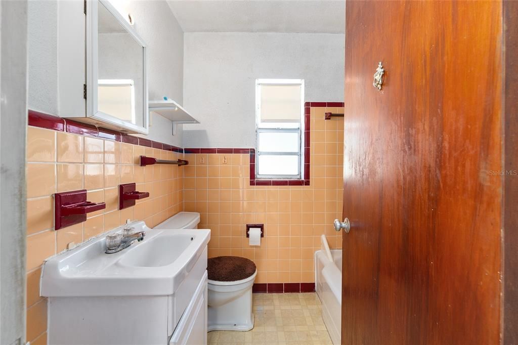 На продажу: $150,000 (2 спален, 1 ванн, 1179 Квадратных фут)