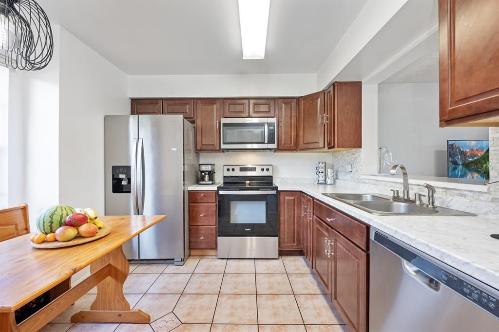For Sale: $240,000 (2 beds, 1 baths, 1062 Square Feet)