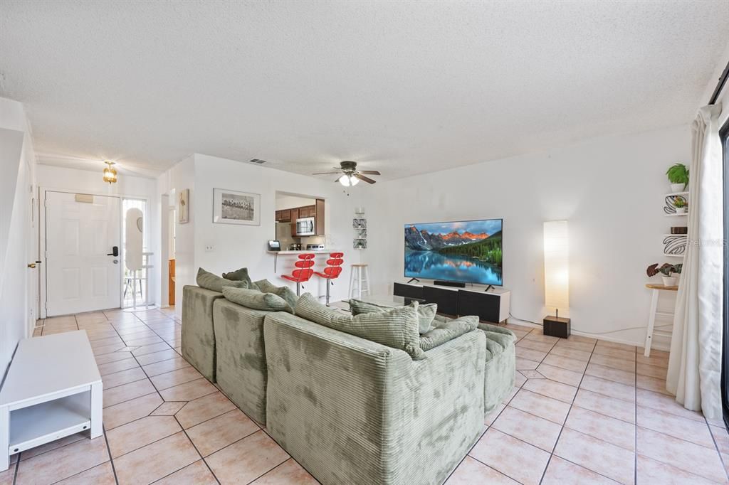 For Sale: $240,000 (2 beds, 1 baths, 1062 Square Feet)