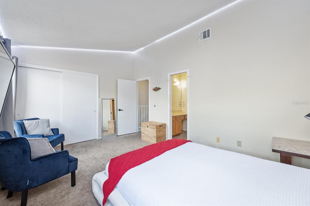 For Sale: $240,000 (2 beds, 1 baths, 1062 Square Feet)