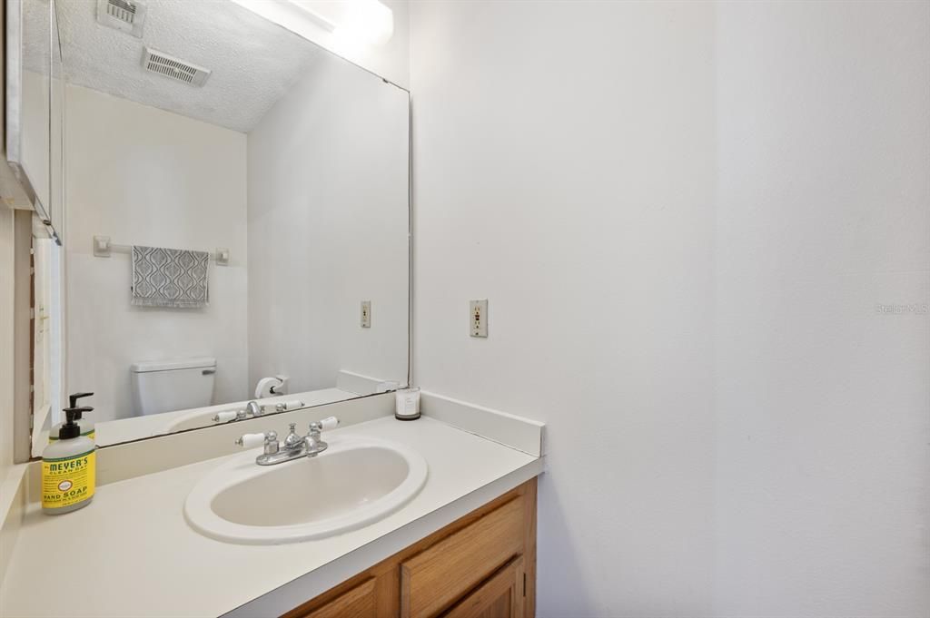 For Sale: $240,000 (2 beds, 1 baths, 1062 Square Feet)