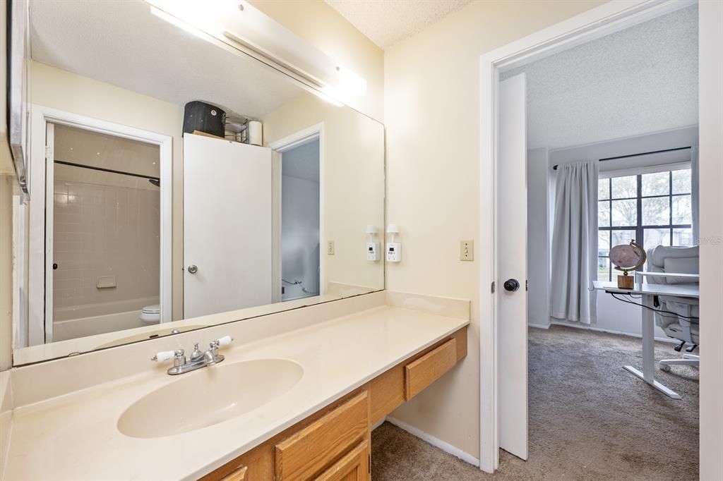 For Sale: $240,000 (2 beds, 1 baths, 1062 Square Feet)