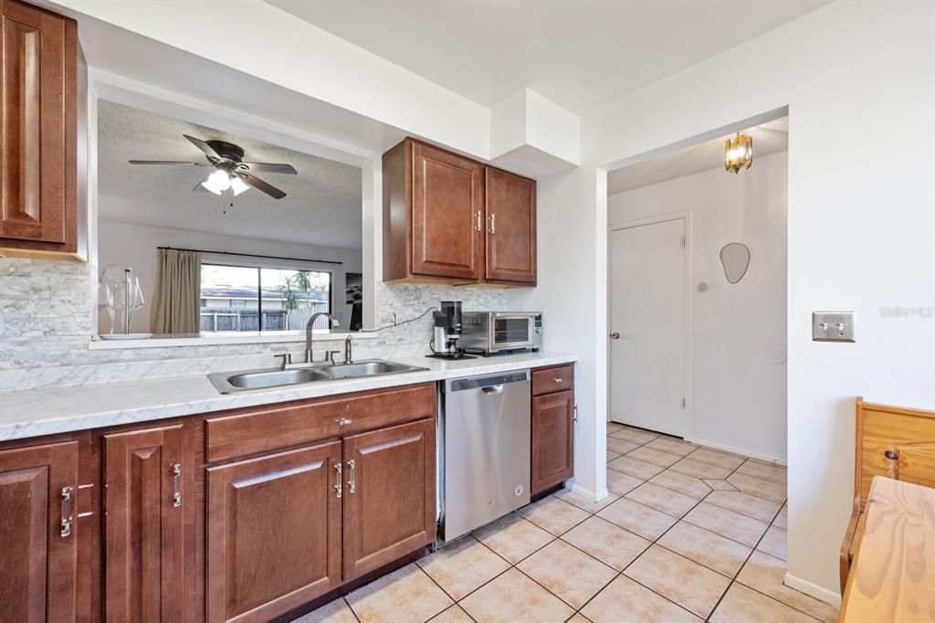 For Sale: $240,000 (2 beds, 1 baths, 1062 Square Feet)