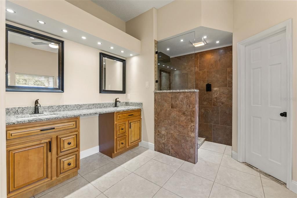 For Sale: $559,000 (3 beds, 3 baths, 2760 Square Feet)