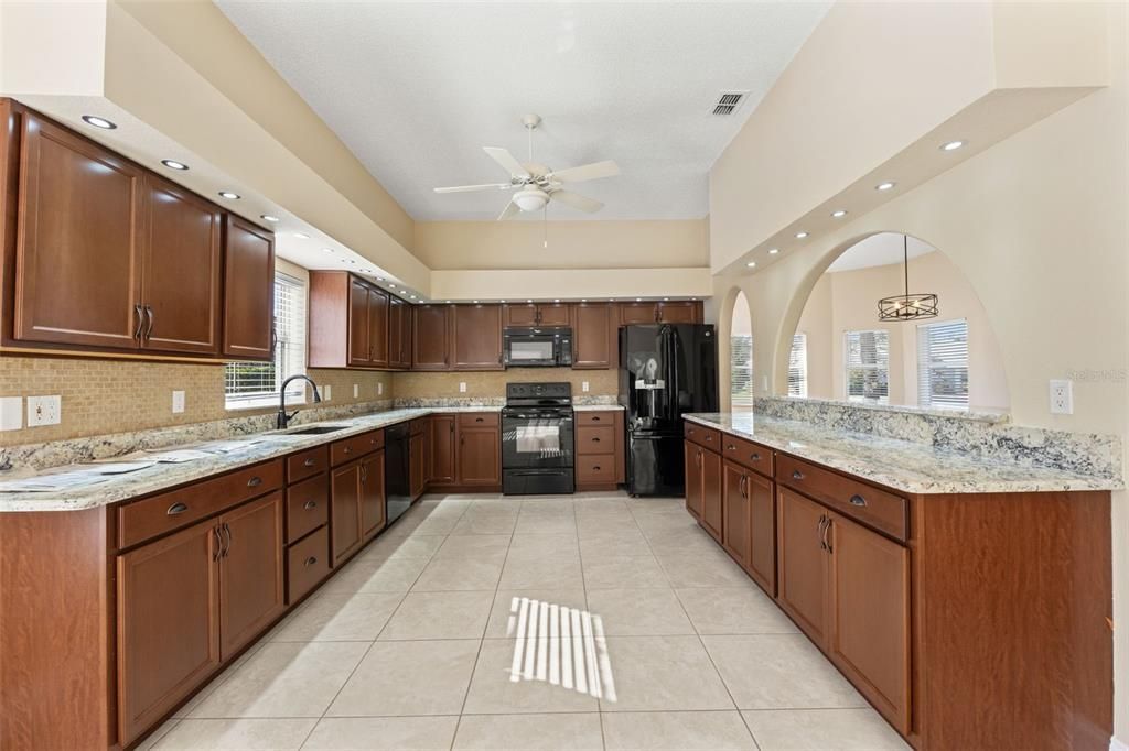 For Sale: $559,000 (3 beds, 3 baths, 2760 Square Feet)